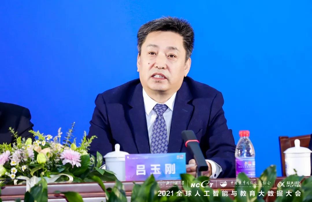 現(xiàn)任教育部基礎(chǔ)教育司司長(zhǎng)、全國(guó)少工委常務(wù)副主任 呂玉剛